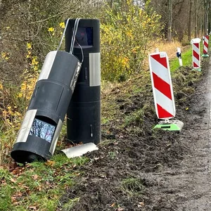 Der Blitzer ist in der Mitte abgebrochen.