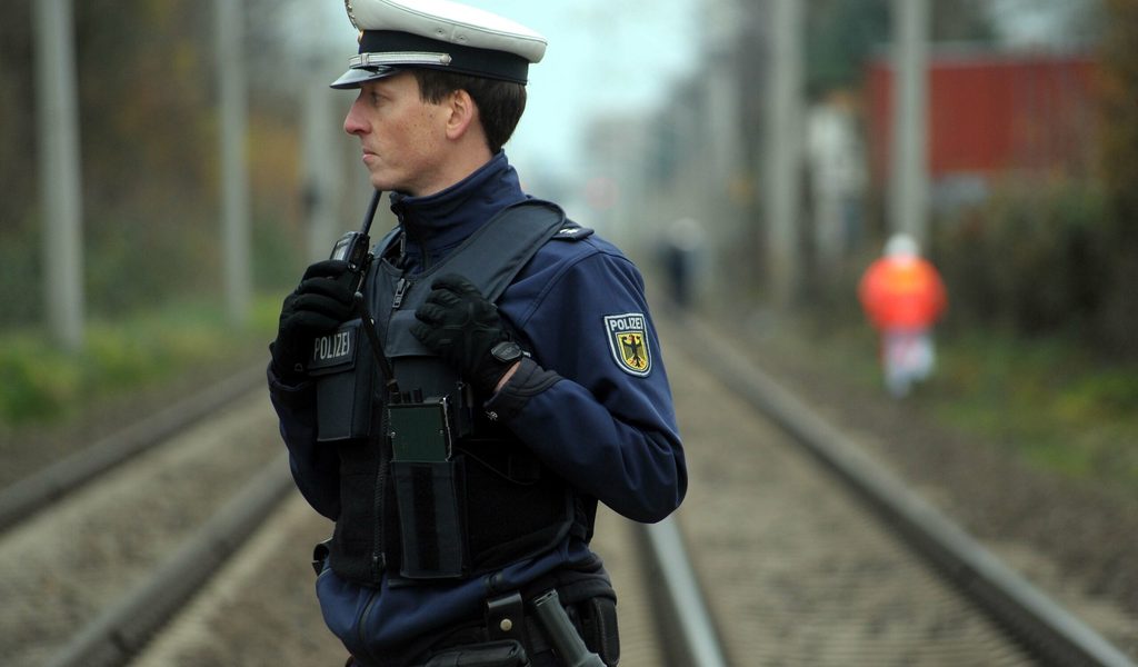 ICE-rauscht-vorbei-Frau-spaziert-ber-Gleise-bizarre-Begr-ndung