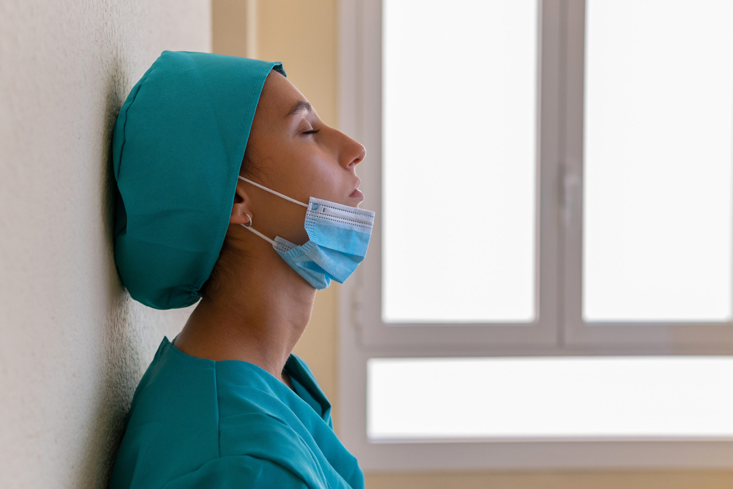 Eine erschöpfte Krankenpflegerin.