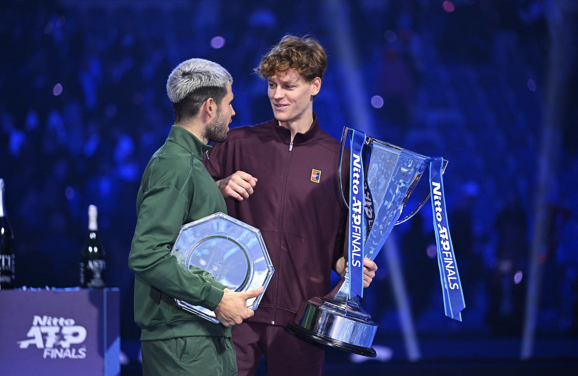 Carlos Alcaraz und Jannik Sinner umarmen sich mit ihren ATP-Trophäen