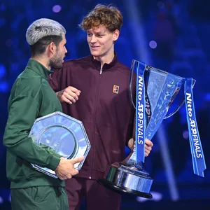 Carlos Alcaraz und Jannik Sinner umarmen sich mit ihren ATP-Trophäen