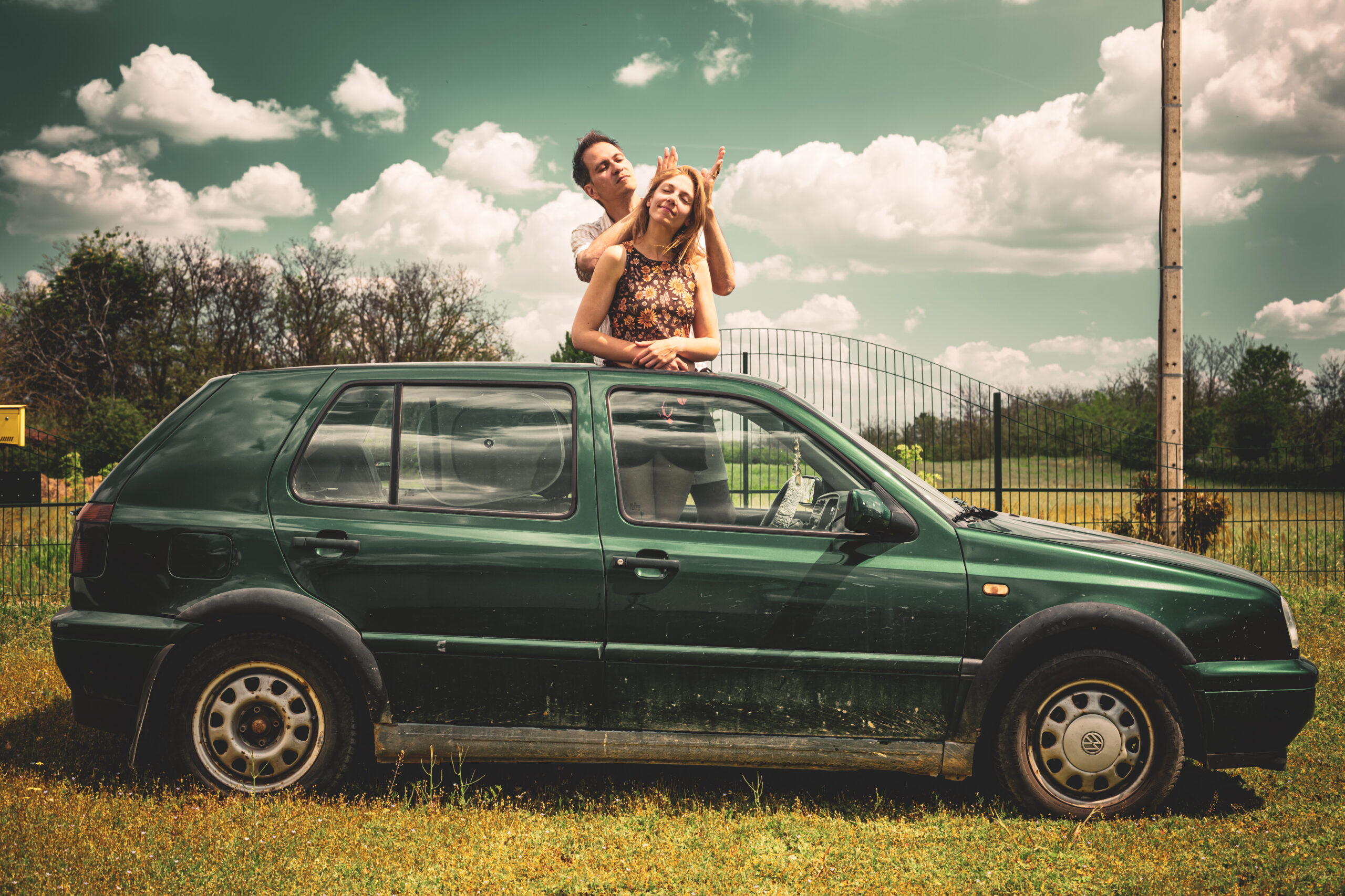 Lena und Oliver auf dem Dach ihres VW Golf