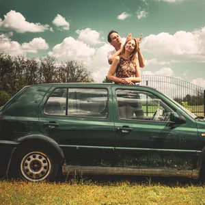 Lena und Oliver auf dem Dach ihres VW Golf