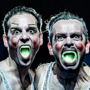 Die Schauspieler Nils Kahnwald und Kristof Van Boven