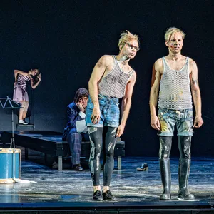 Vorne die beiden Männer, im Hintergrund sieht man zwei weitere Personen