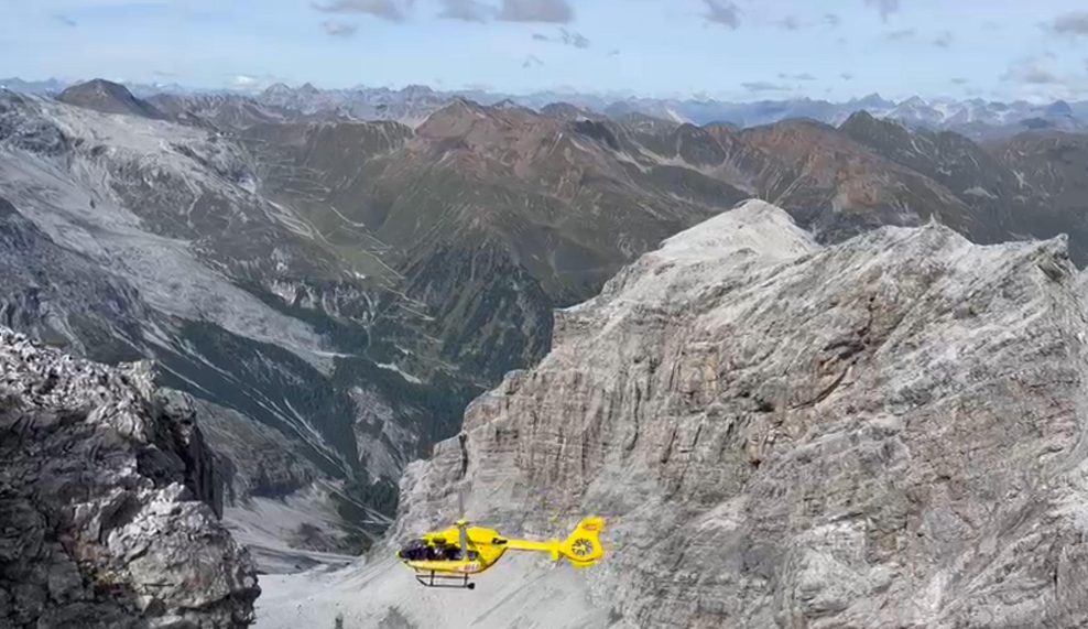 Ein Hubschrauber der Bergrettung fliegt über den Ortler (Archivbild).