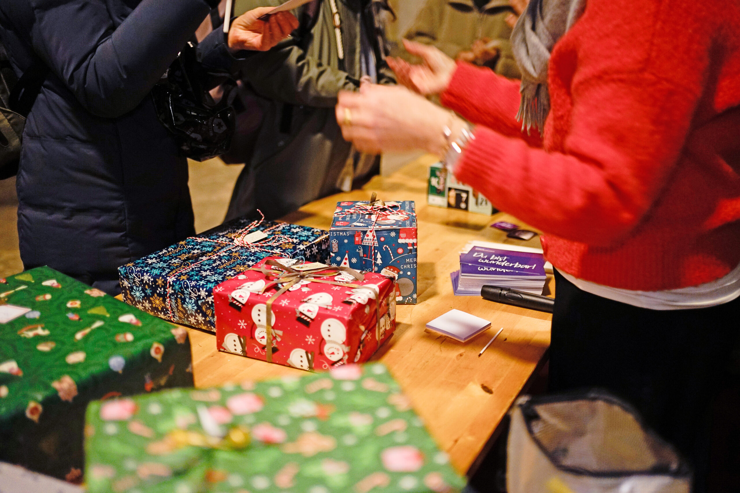 Geschenke in grün, rot und blau liegen auf dem Tisch in der Hauptkirche St.Petri.