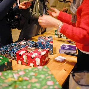 Geschenke in grün, rot und blau liegen auf dem Tisch in der Hauptkirche St.Petri.
