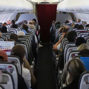 Bei Flugverspätung am besten dokumentieren: der Zeitpunkt, an dem die Flugzeugtür geöffnet wird.