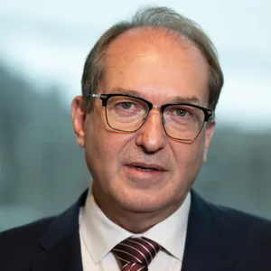 Dobrindt warnt nach der Festnahme eines 22-jährigen Syrers in Berlin, der einen Anschlag geplant haben soll, vor der Gefahr von Terrorismus in Deutschland.