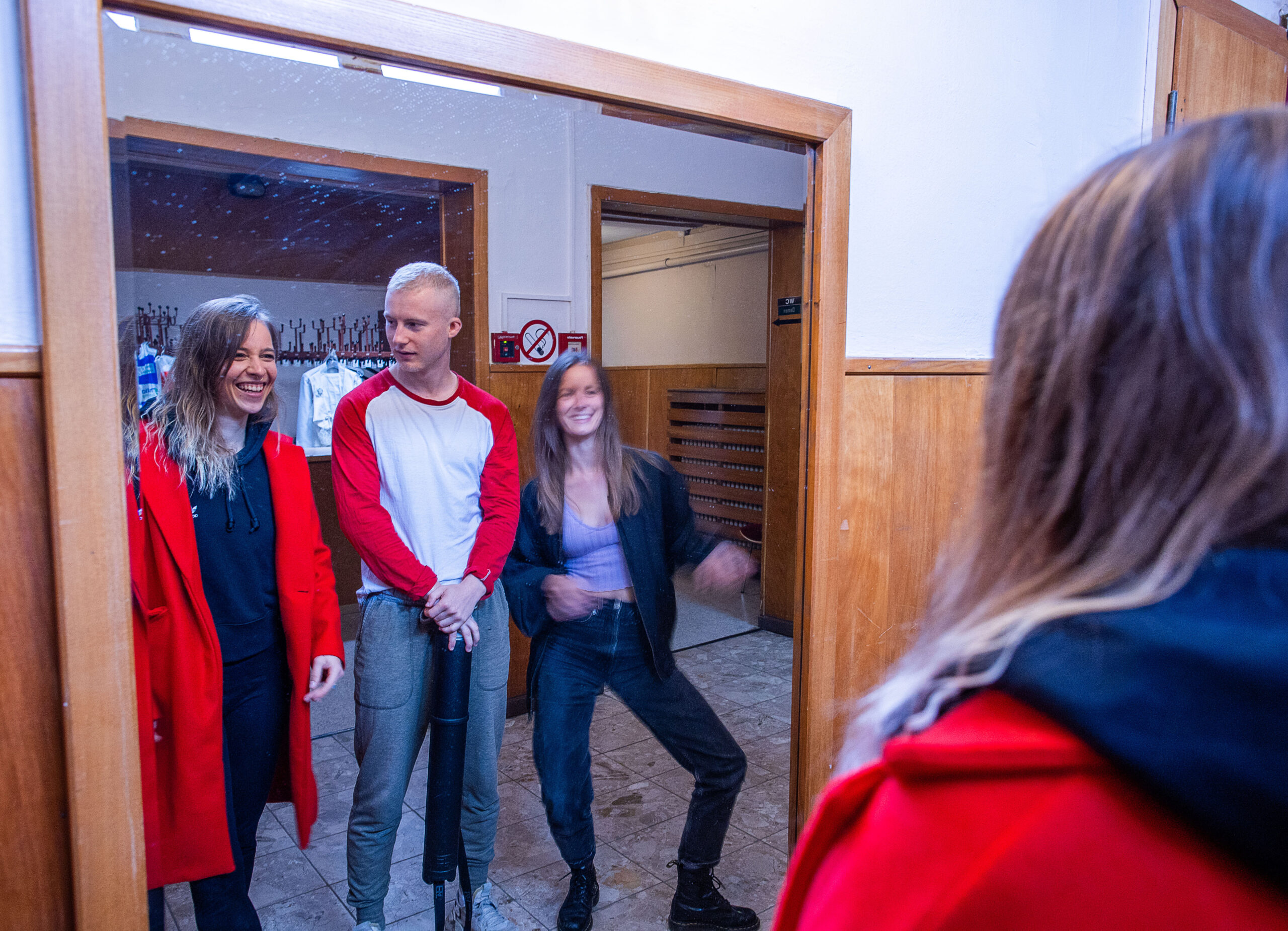 Die jungen Schauspieler Arikia Urban (l), Eike Schwabing (M) und Gesa Penthin stehen am Rande der Dreharbeiten für „Dann gehste eben nach Parchim“.