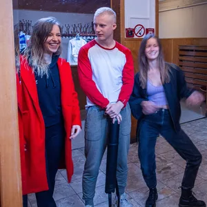 Die jungen Schauspieler Arikia Urban (l), Eike Schwabing (M) und Gesa Penthin stehen am Rande der Dreharbeiten für „Dann gehste eben nach Parchim“.