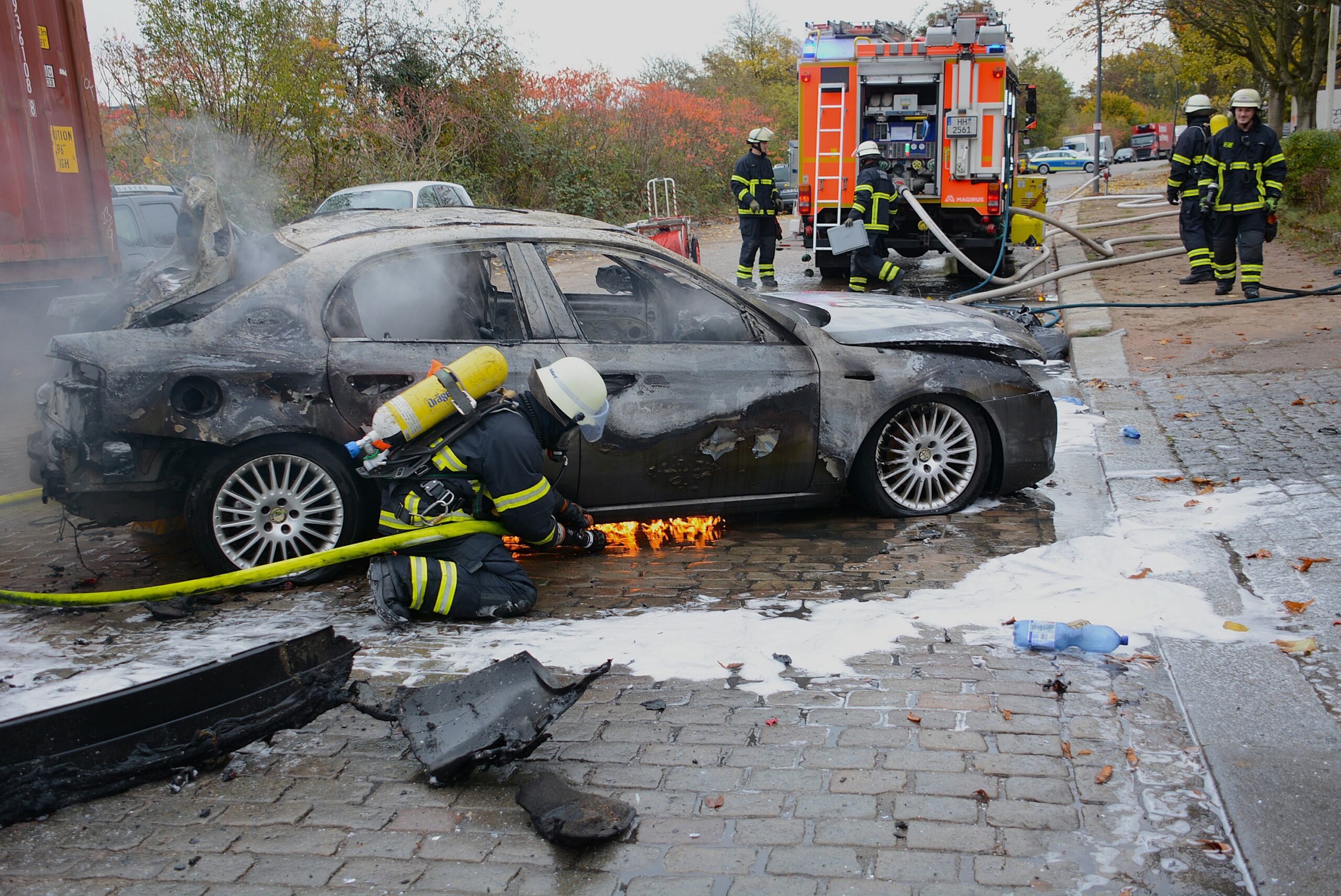 In Hamburg-Billbrook rückte die Feuerwehr zu einem PKW-Brand aus. Der Einsatz dauerte fast zwei Stunden.