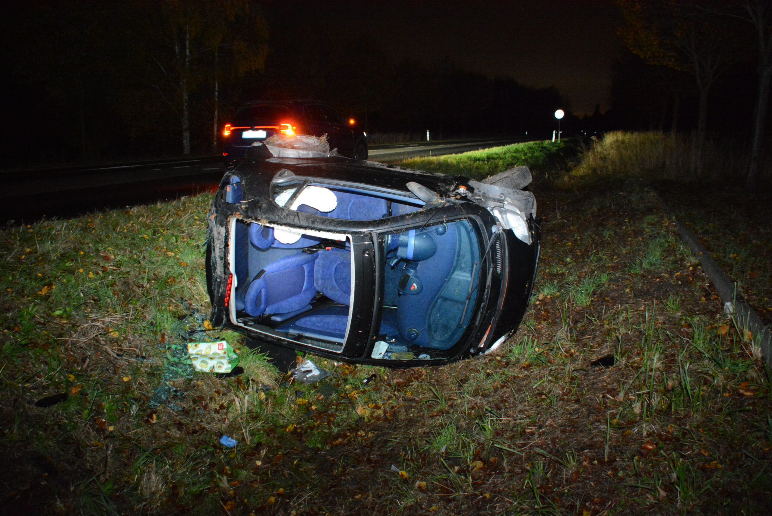 Ein Smart auf dem Dach, im Hintergrund die Straße