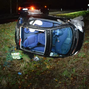 Ein Smart auf dem Dach, im Hintergrund die Straße