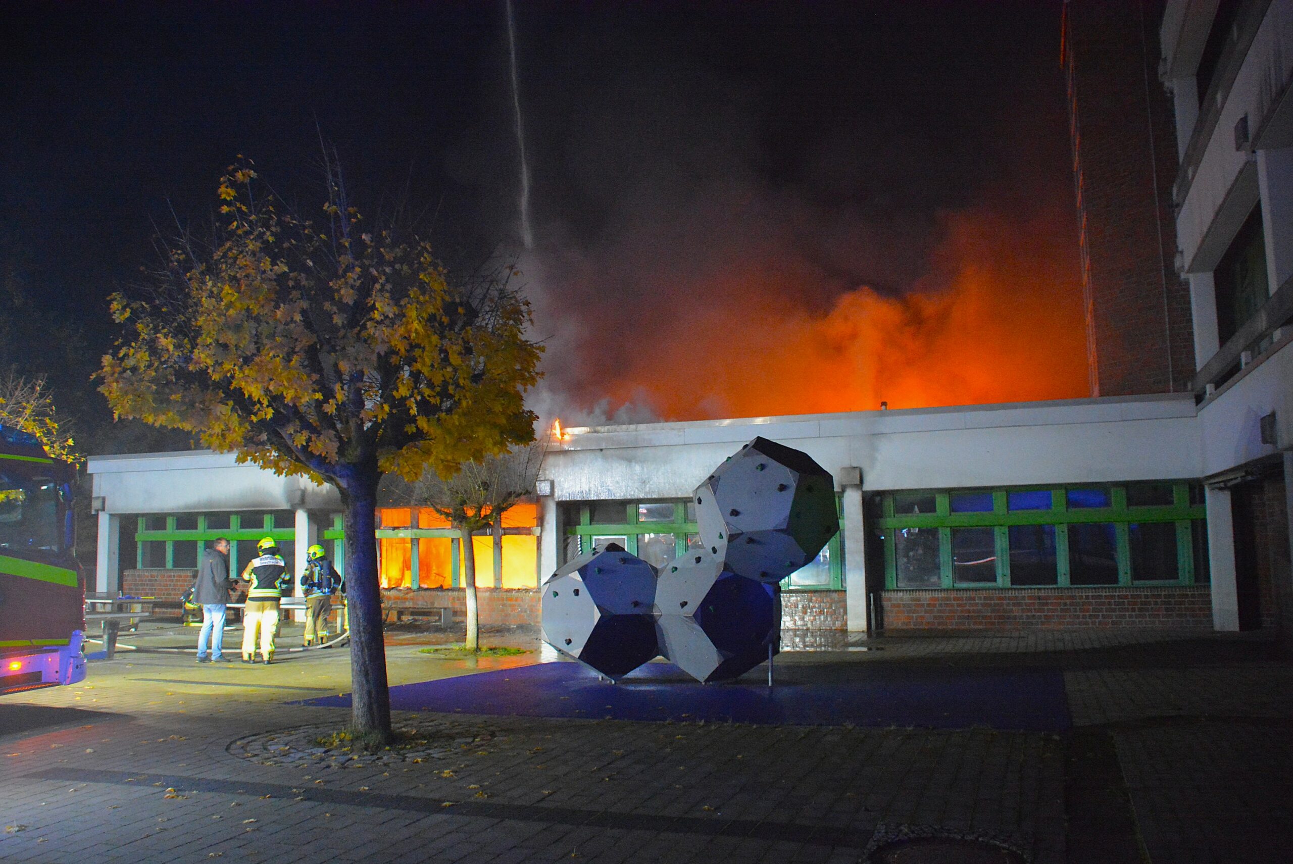 In einer Gemeinschaftsschule südöstlich von Hamburg in Geesthacht brennt es.