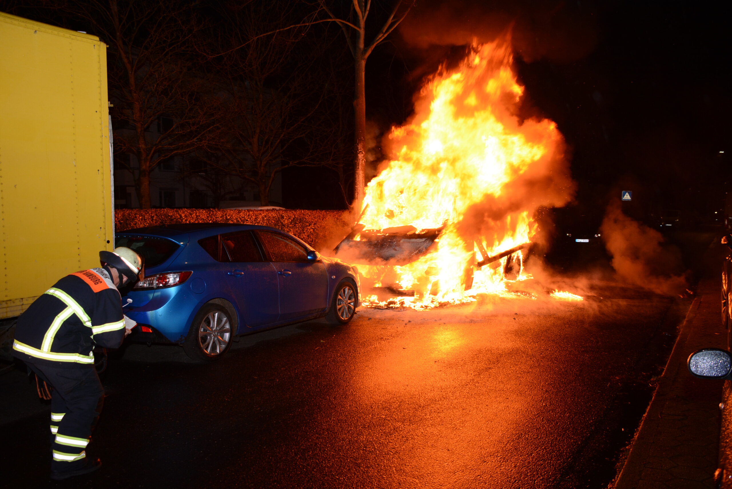 Ein brennender Abschleppwagen