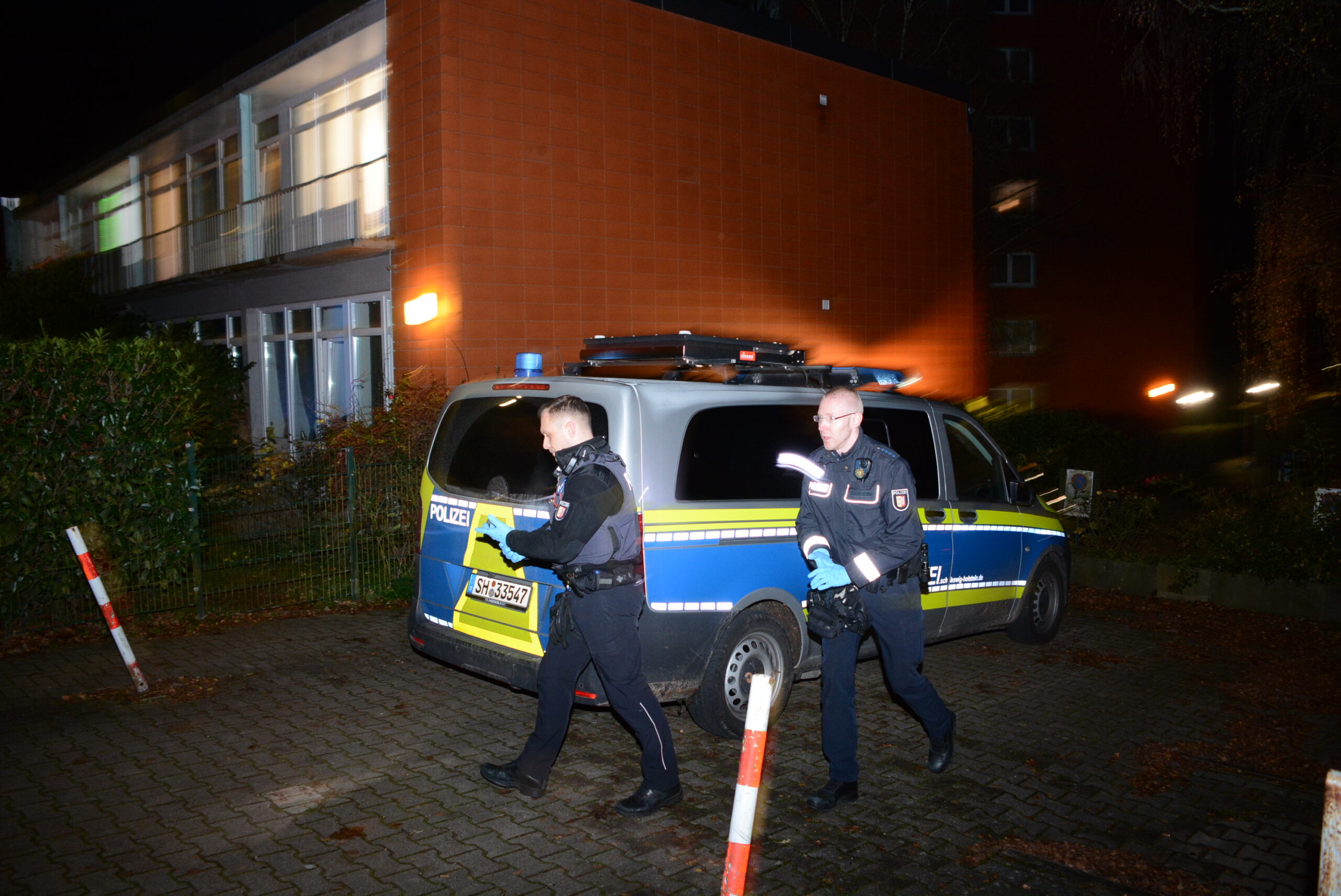 Polizisten vor dem Haus in Geesthacht.