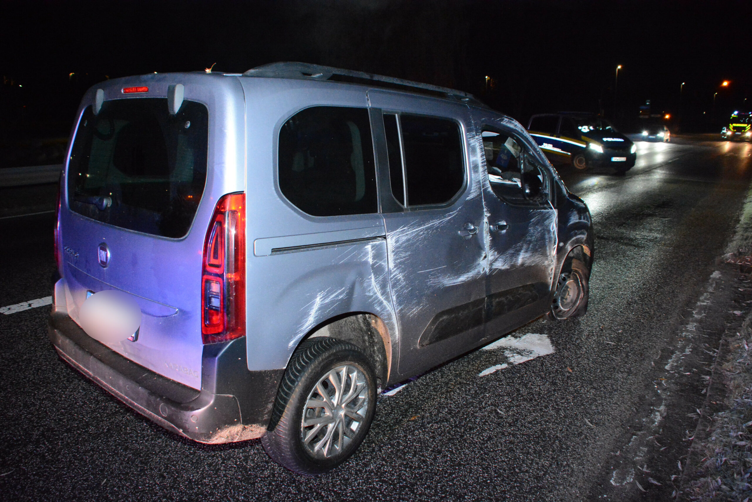 Der Fiat Doblo war bei dem Unfall in Schwarzenbek auf die Seite geschleudert worden.