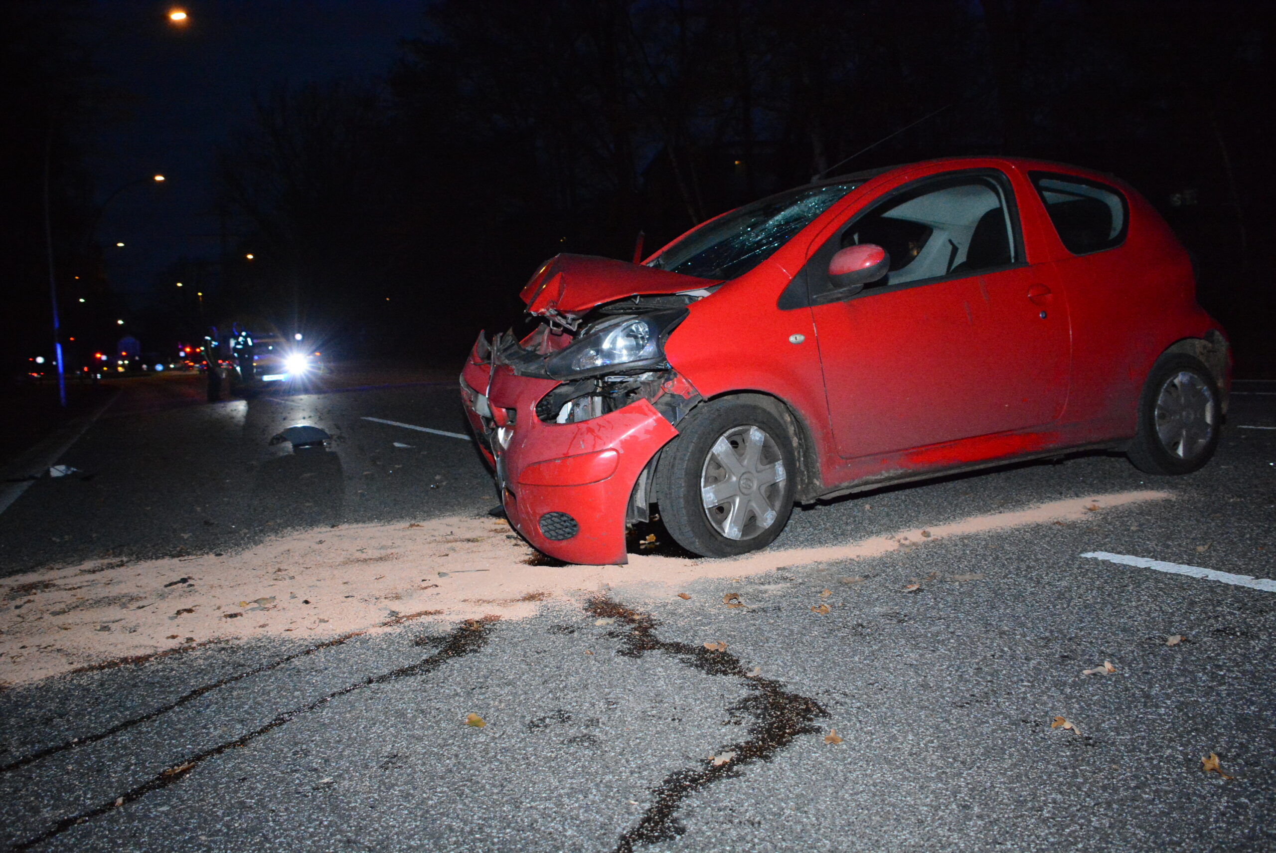 Der Fahrer krachte mit seinem Toyota frontal gegen eine Straßenlaterne.