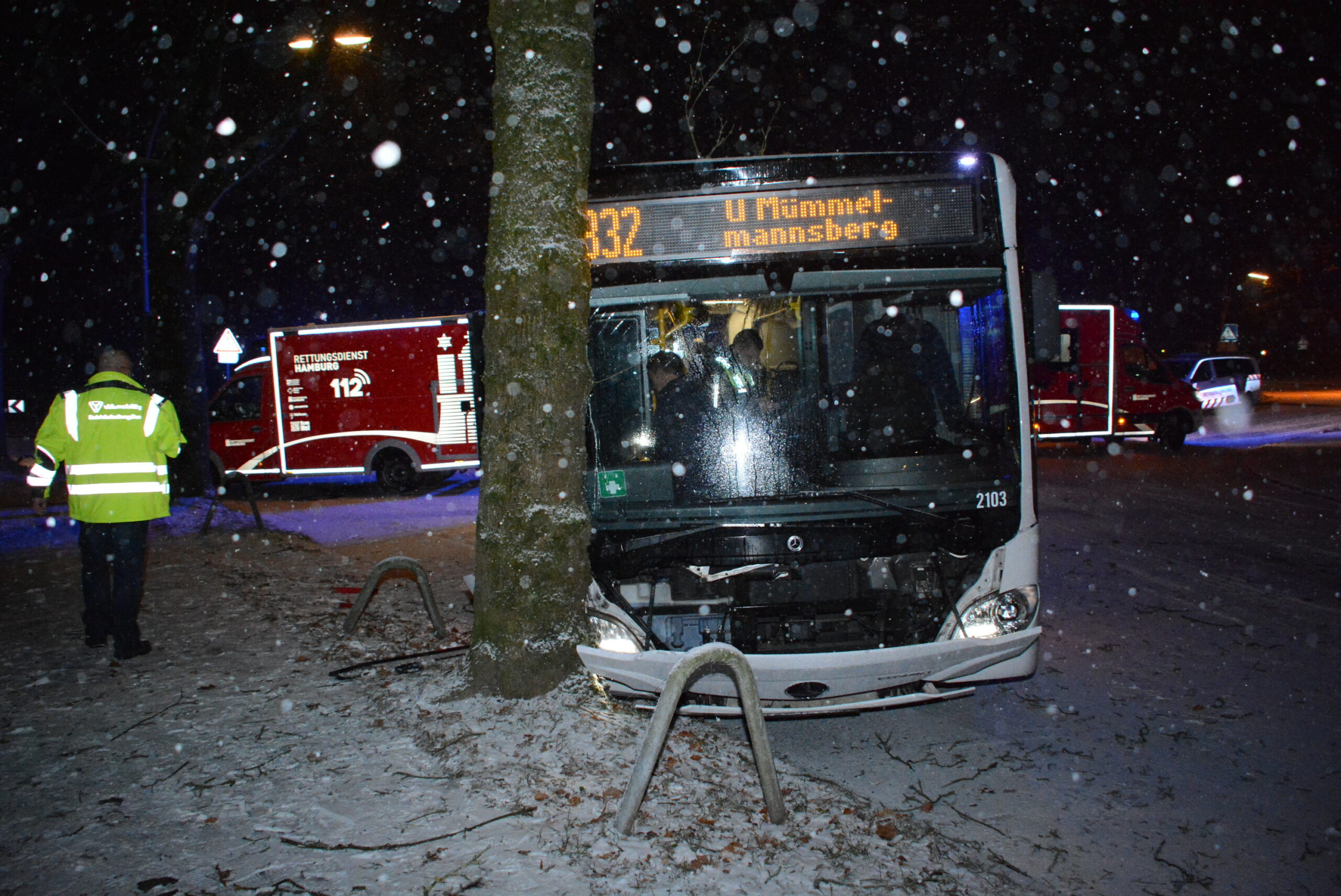 Im Schneetreiben: Buss kommt in Lohbrügge von der Straße ab und kracht gegen Baum