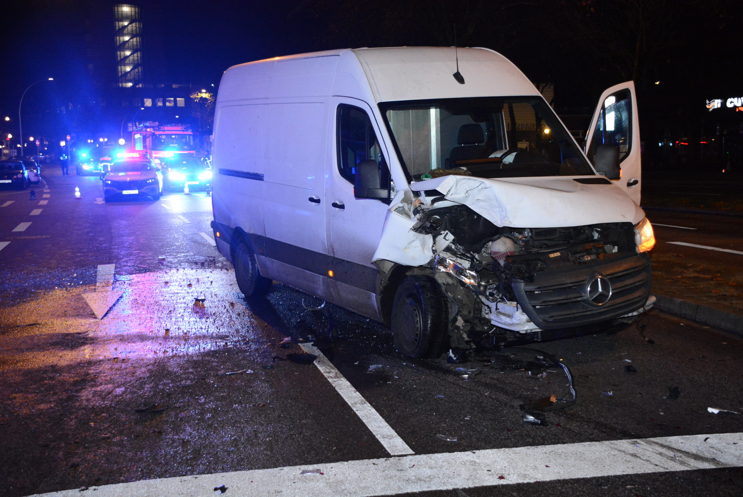 Der Sprinter wurde bei dem Unfall stark beschädigt.
