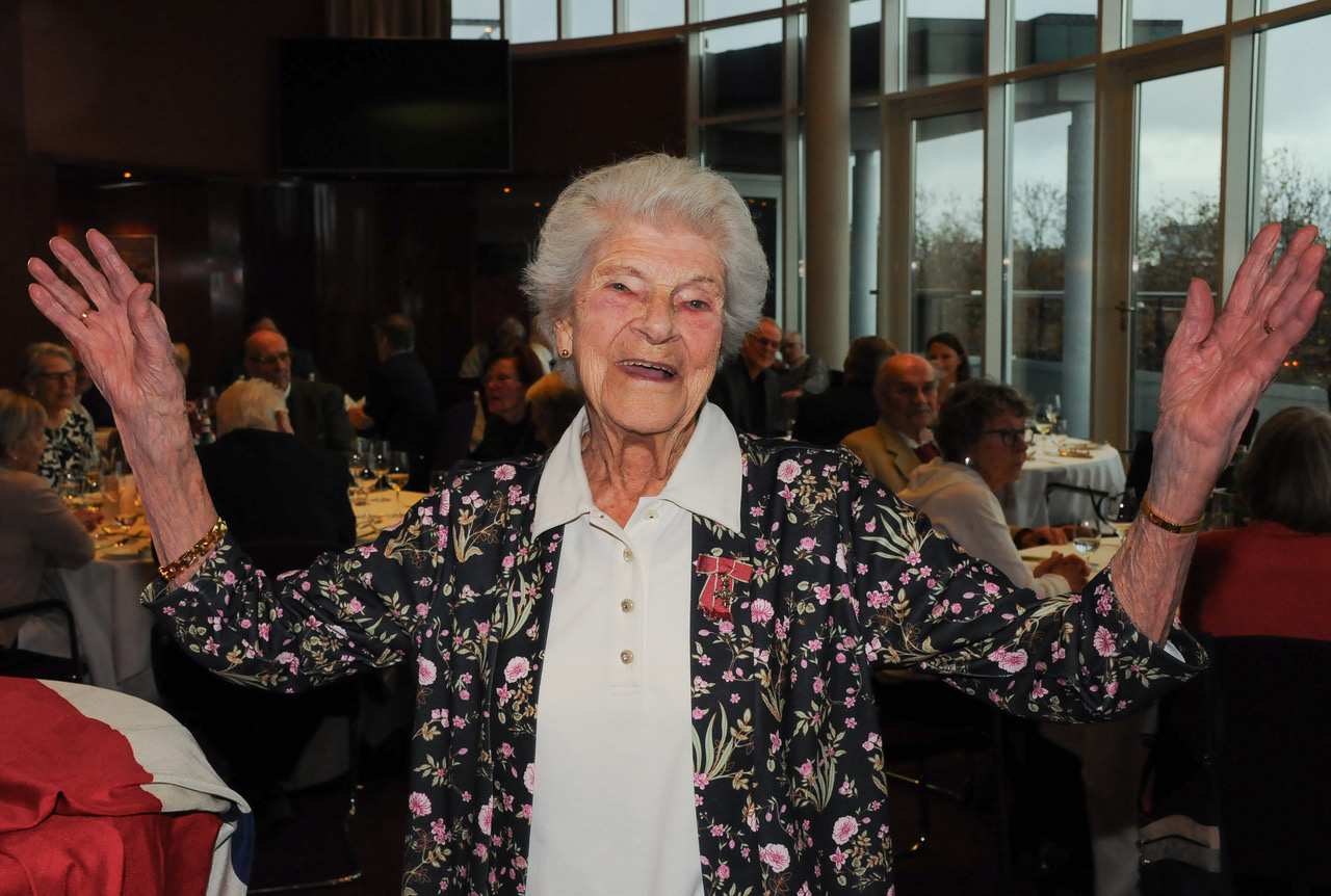 In Hamburg geboren, aber auch eine stolze Britin: Emily Busch-Reuschell feierte im „Elysée“-Hotel im Kreise ihrer Freunde den 100. Geburtstag. Glückwünsche kamen sogar aus dem Buckingham Palace.