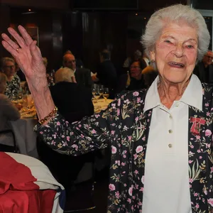 In Hamburg geboren, aber auch eine stolze Britin: Emily Busch-Reuschell feierte im „Elysée“-Hotel im Kreise ihrer Freunde den 100. Geburtstag. Glückwünsche kamen sogar aus dem Buckingham Palace.
