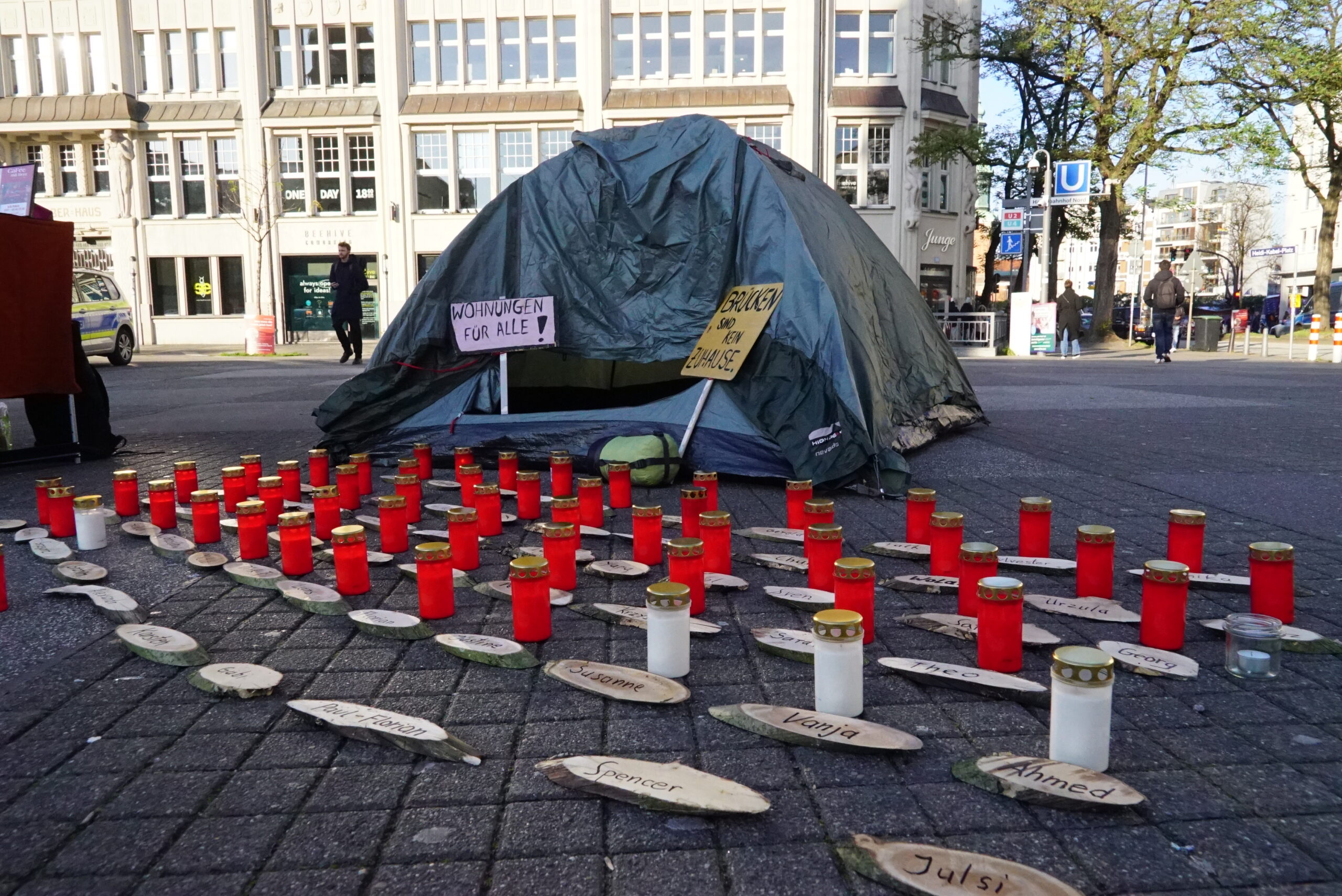 Mahnmal mit einem Zelt auf dem Heidi-Kabel-Platz