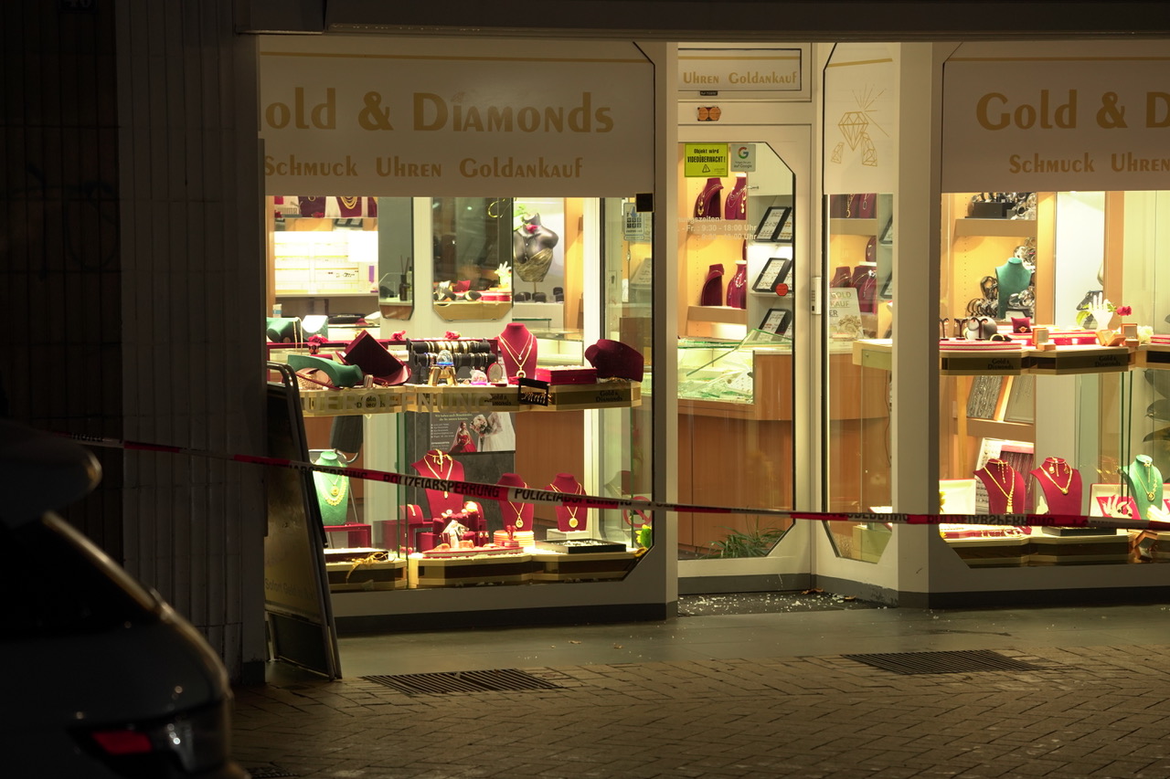 Nach dem Raubüberfall auf einen Juwelier in Kiel: Die Polizei hat den Tatort abgesperrt.