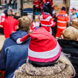Geschenke und warme Mahlzeiten verteilen – so können Sie an Weihnachten helfen.