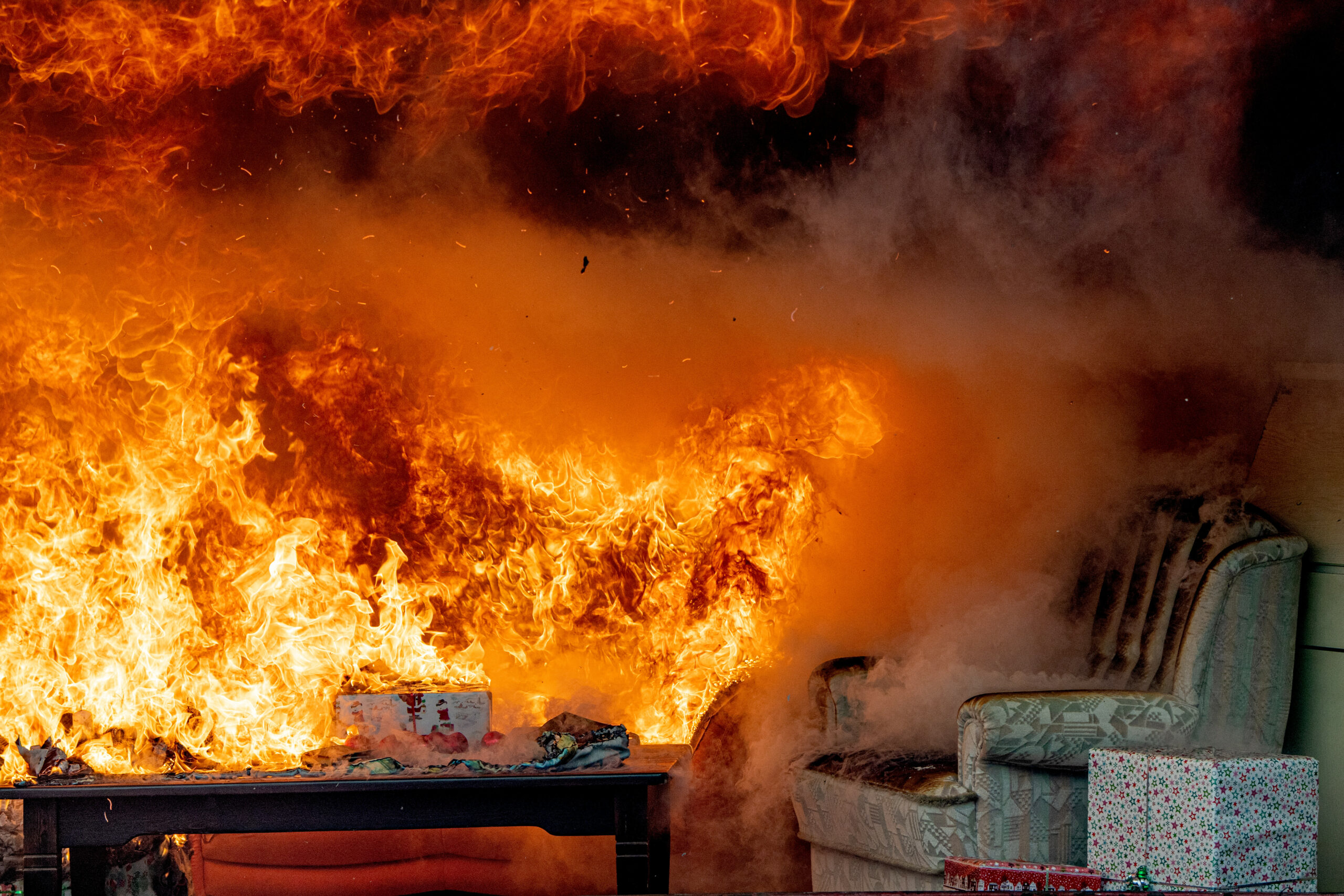 Brände in der Wohnung erfordern besonnenes Handeln: Selbstschutz hat immer höchste Priorität.