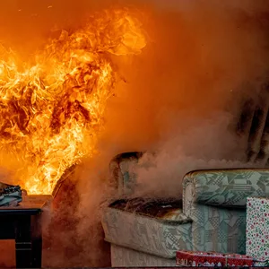 Brände in der Wohnung erfordern besonnenes Handeln: Selbstschutz hat immer höchste Priorität.