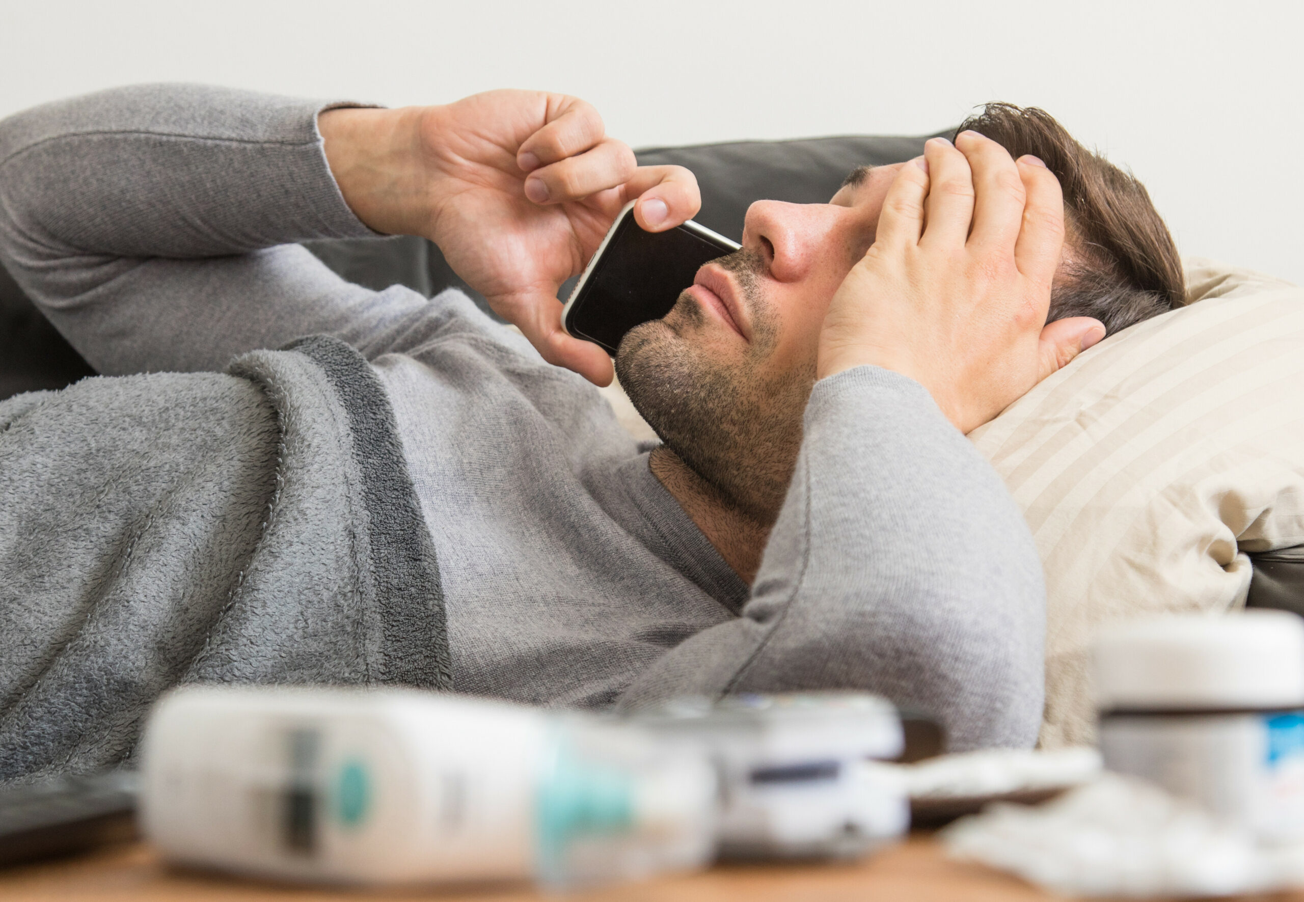 Ein erkälteter Mann am Telefon