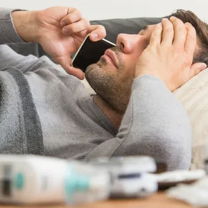 Ein erkälteter Mann am Telefon