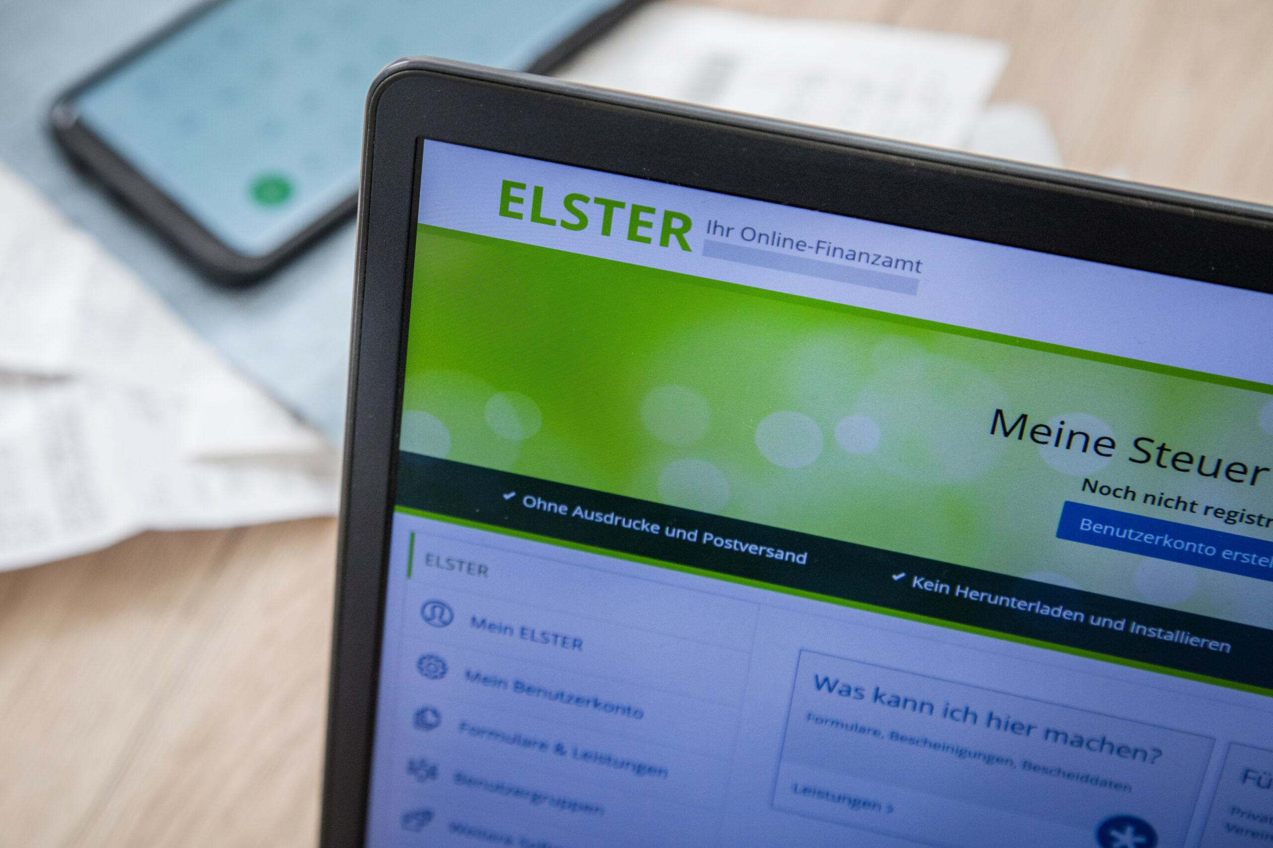 Ein Laptop mit der Elster-Webseite