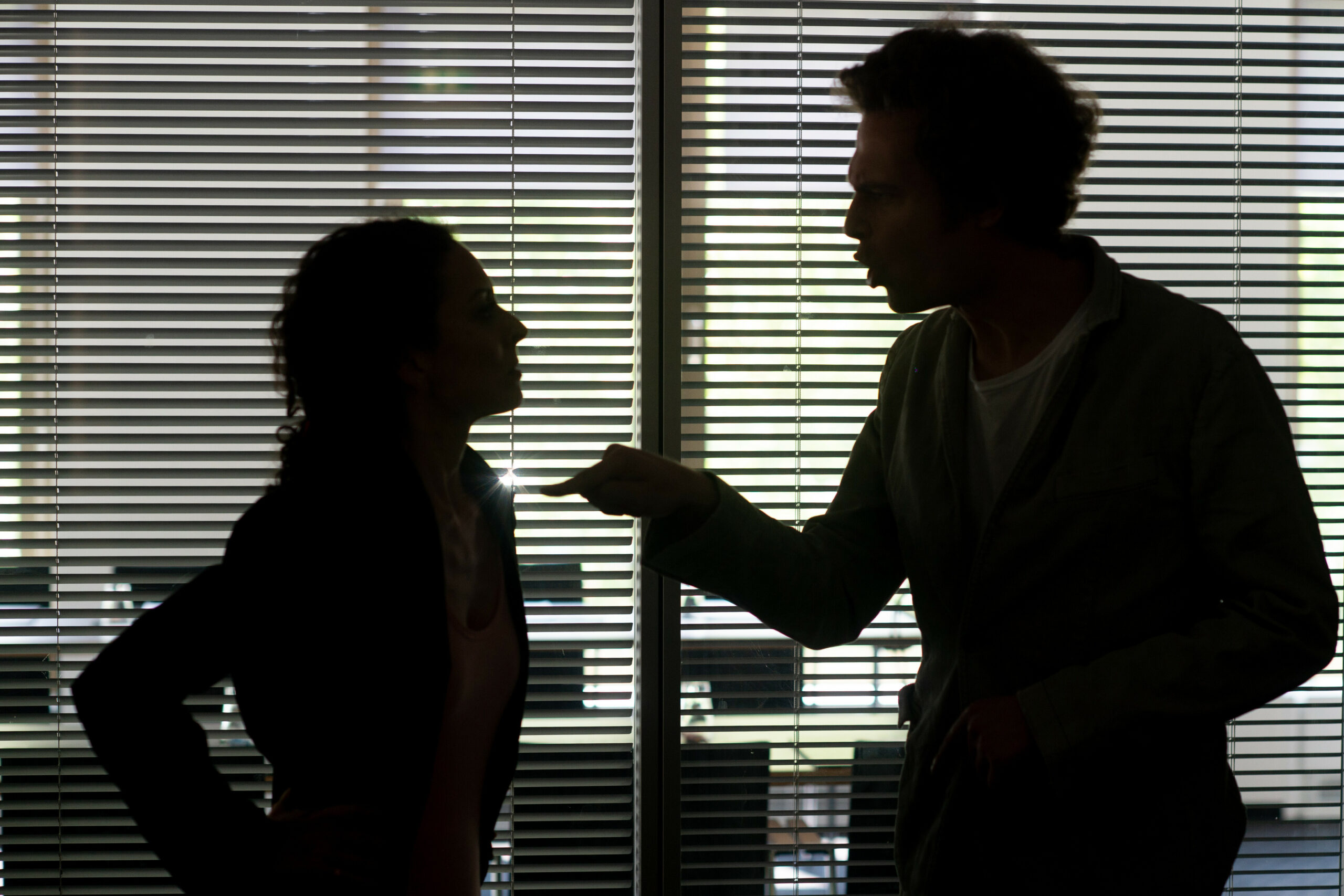 Ein Mann redet in Rage auf eine Frau ein.