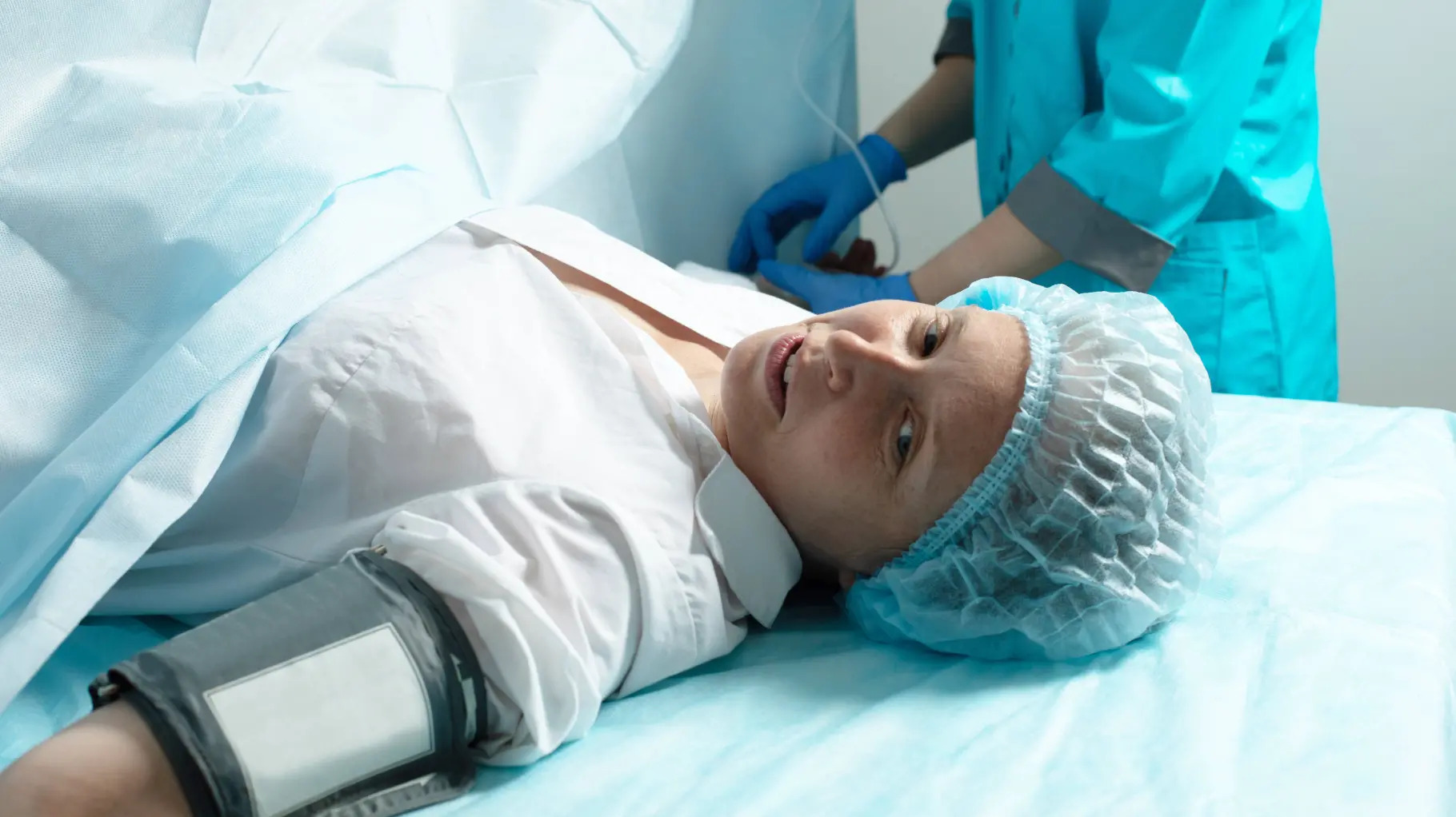 Eine gebärende Frau