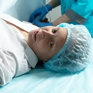 Eine gebärende Frau