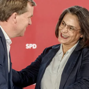 Kiels Oberbürgermeister Ulf Kämpfer (SPD) und Serpil Midyatli, SPD-Landesvorsitzende, umarmen sich nach der Verkündung des Ergebnisses der Urwahl.
