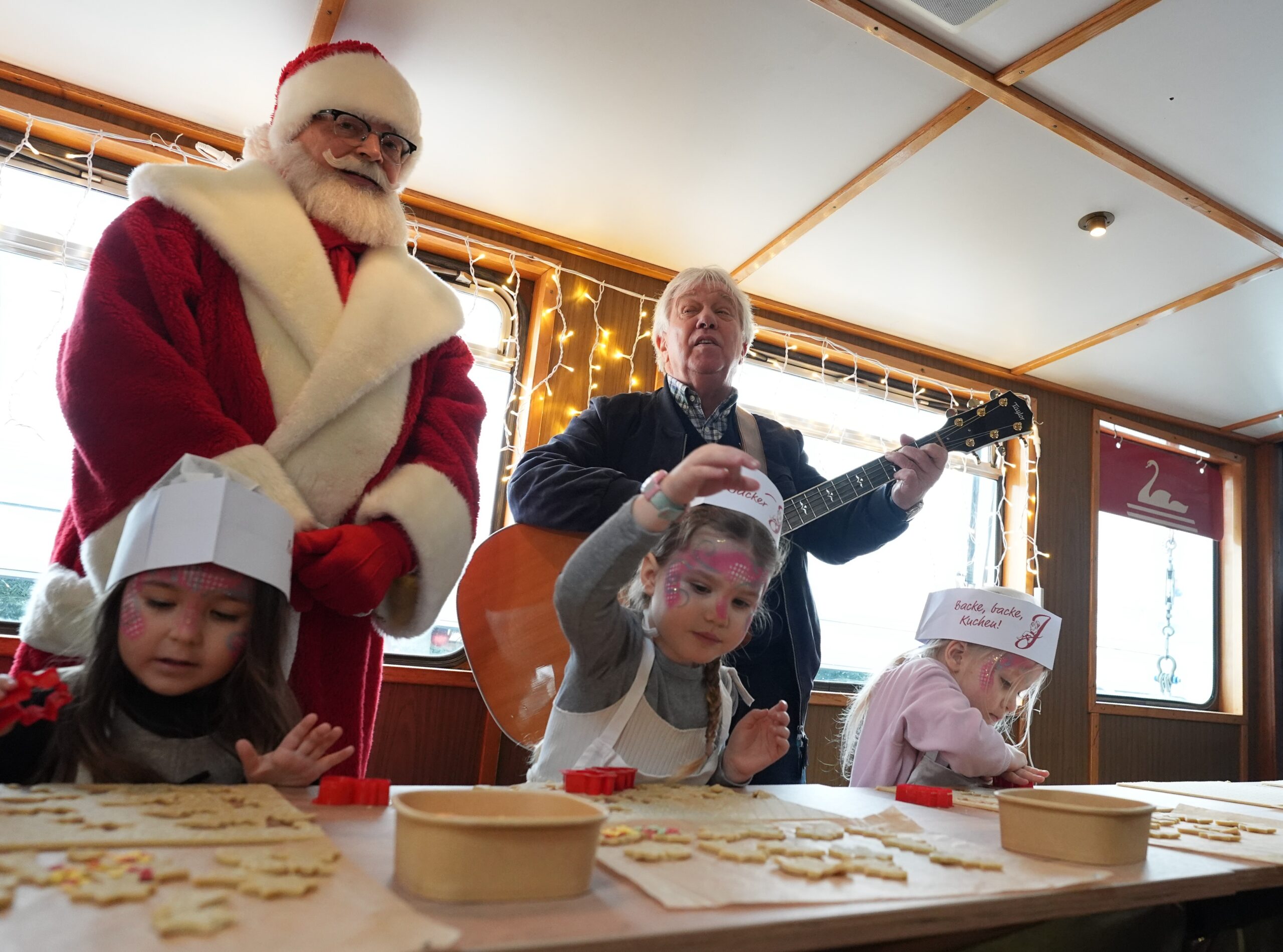 Weihnachtsbäckerei auf der Alster: Kinder können bis zum 23. Dezember 2025 an Bord der Schiffe Kekse backen, Theatervorstellungen und Märchen besuchen oder sich schminken lassen.