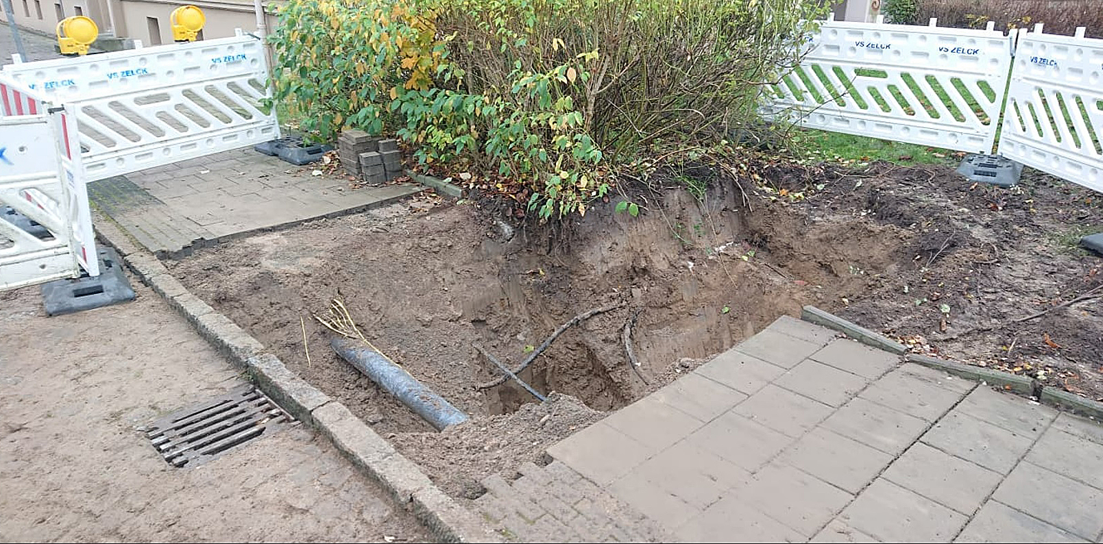 Die Frau verschwand bis zum Hals in diesem Loch in Rostock.