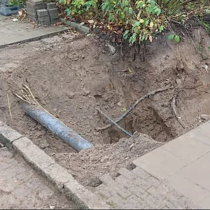 Die Frau verschwand bis zum Hals in diesem Loch in Rostock.