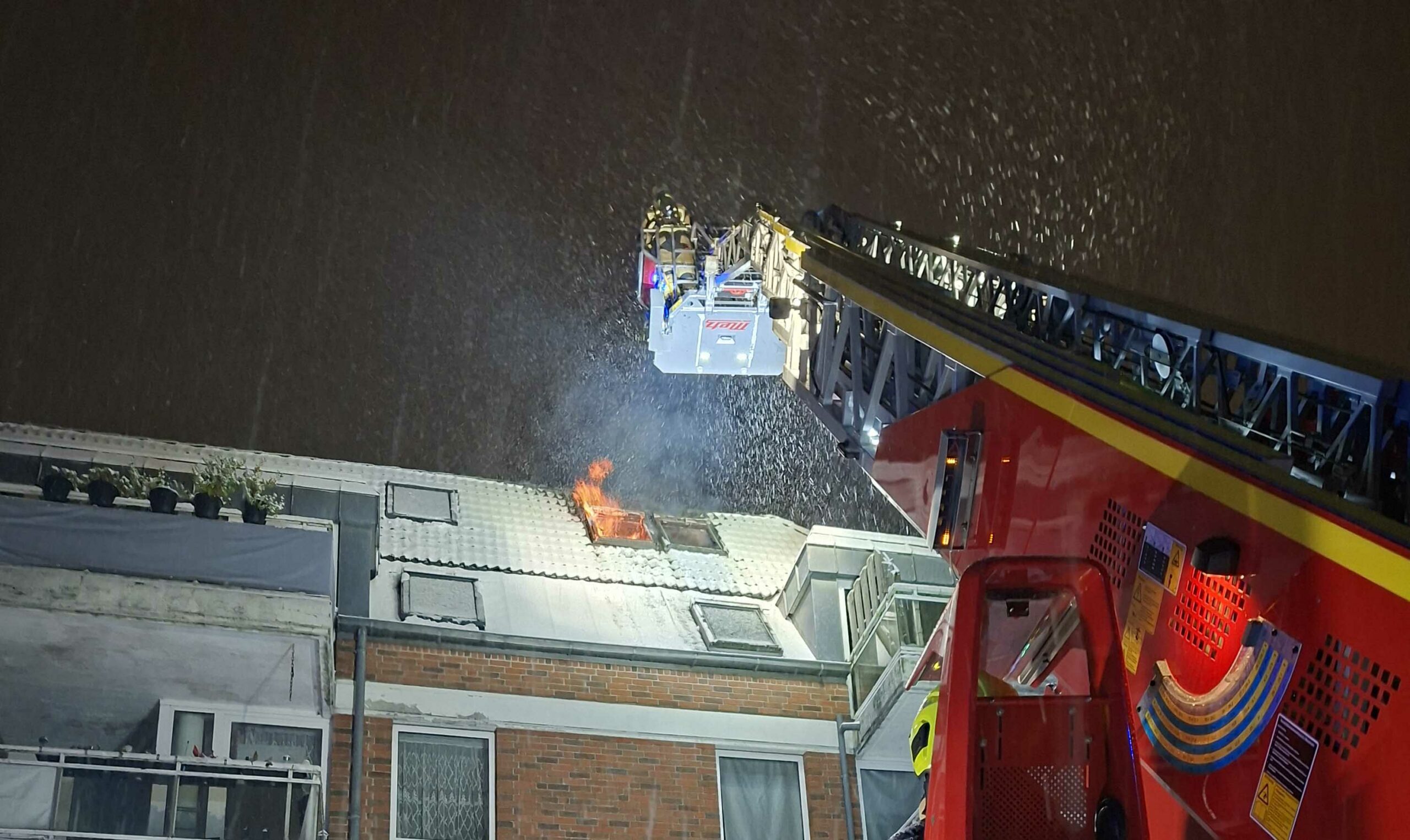 Feuer in Dachwohnung in Schenefeld – Rettungskräfte kommen wegen Straßenglätte nur im Schritttempo voran