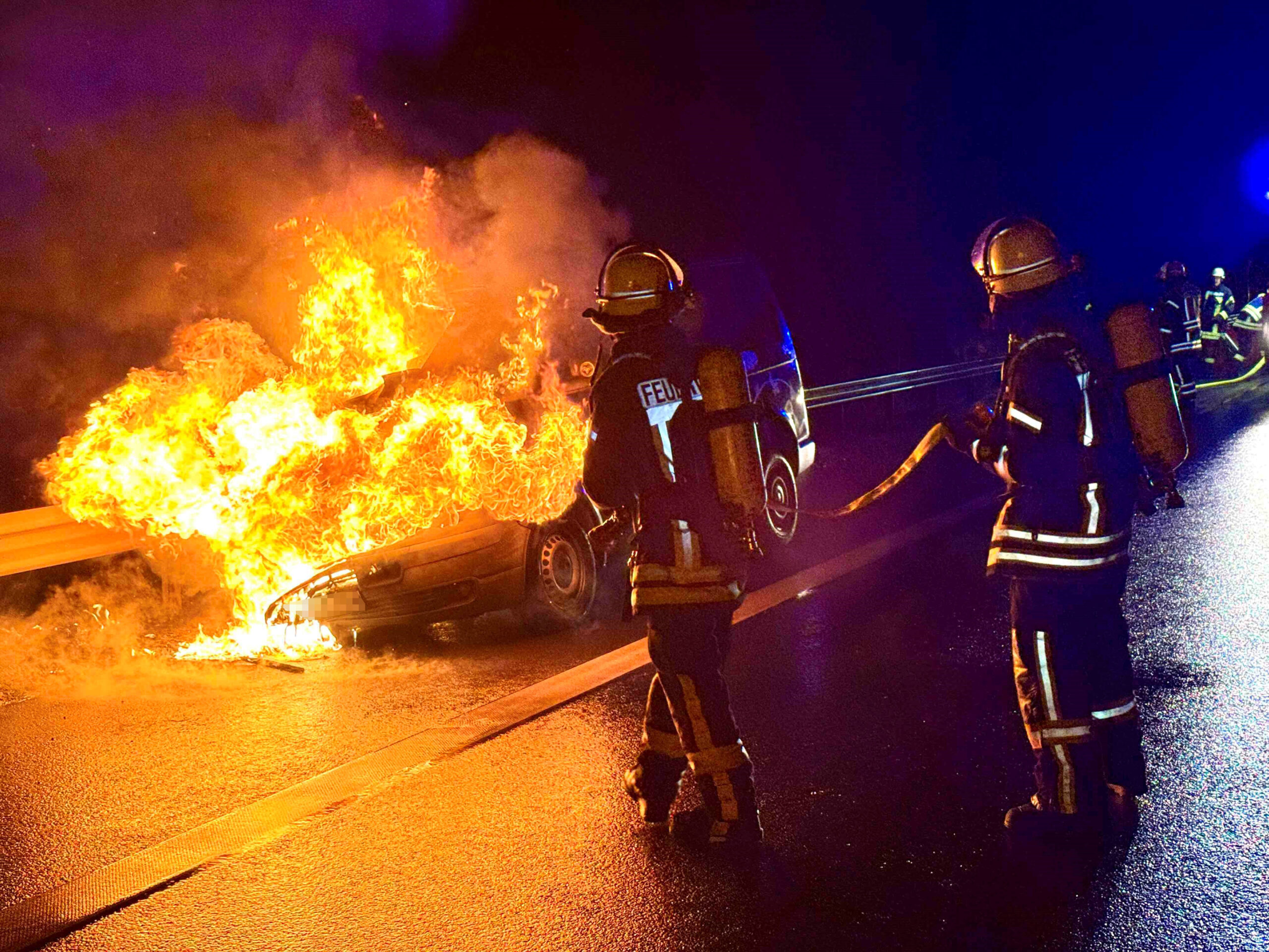 Der VW-Transporter brannte lichterloh.