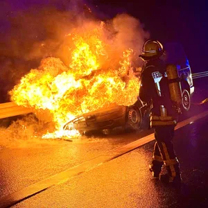 Der VW-Transporter brannte lichterloh.