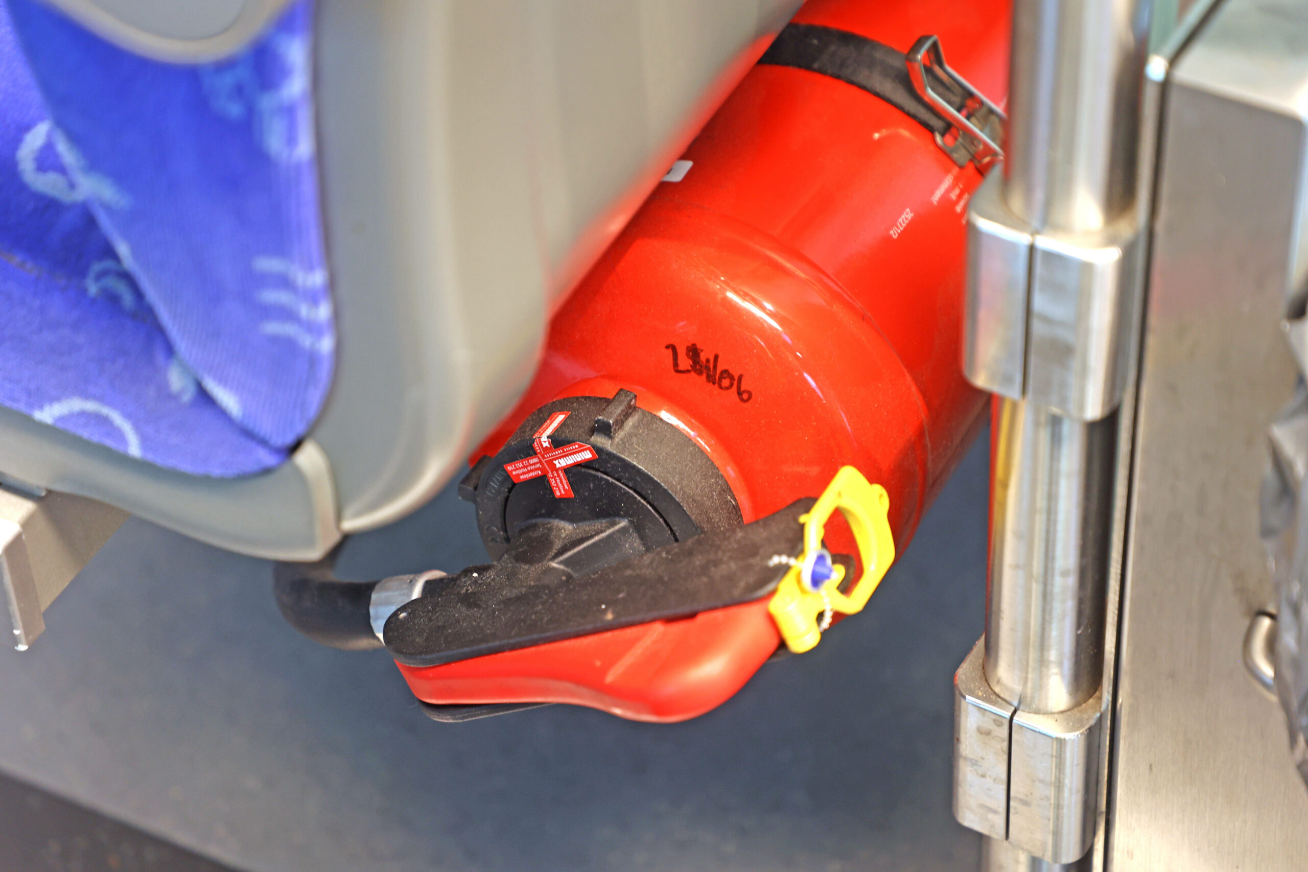 Ein Feuerlöscher in einem Zug