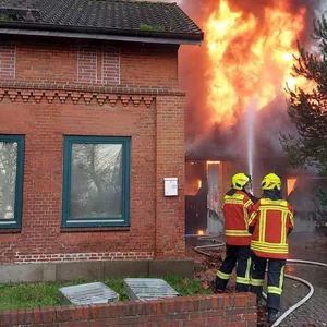 Wohnhaus in Ditmarschen in Flammen – Bewohner stirbt bei Brand