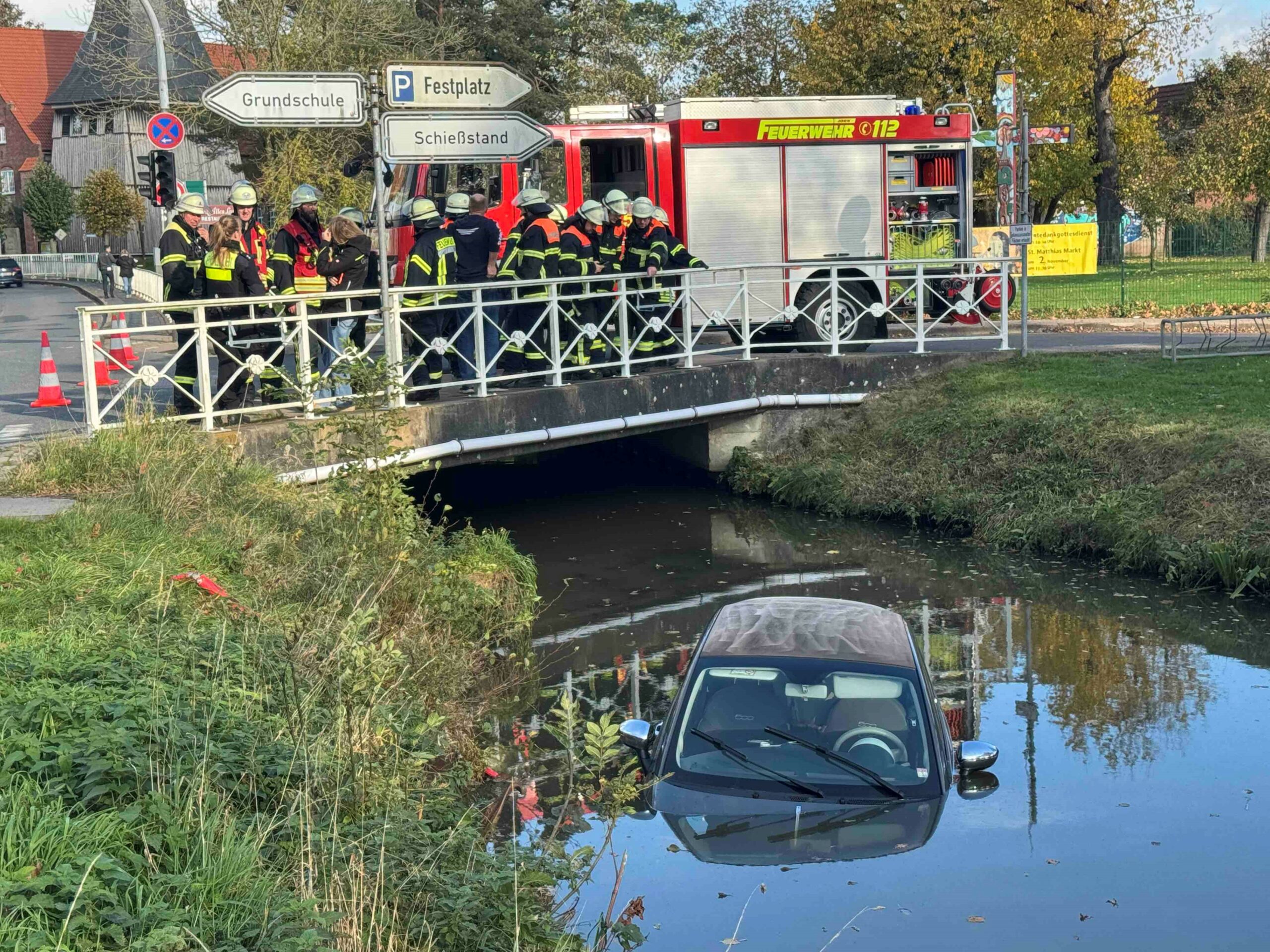 Der Fiat der Seniorin landete im Fleet und ging unter.