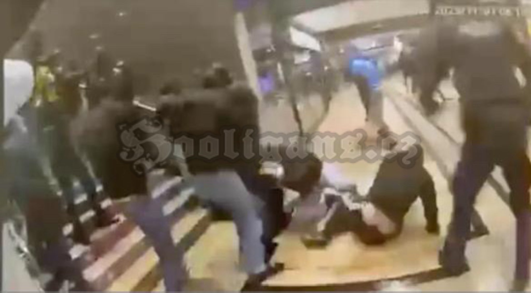 Hooligans prügeln sich am Kölner Hauptbahnhof